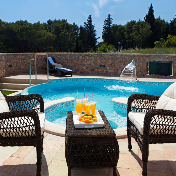 Villa Nera, Villa Lara und Villa Nera &ndash; Apartments mit Pool und Luxusvilla in Bol auf Brac Bol