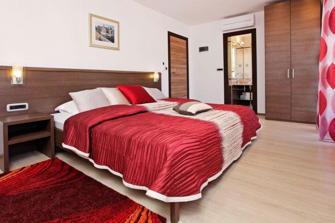 Villa Lara und Villa Nera &ndash; Apartments mit Pool und Luxusvilla in Bol auf Brac Bol