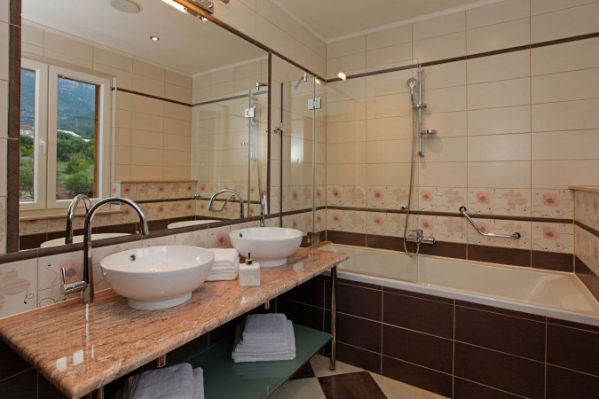 Villa Lara und Villa Nera &ndash; Apartments mit Pool und Luxusvilla in Bol auf Brac Bol